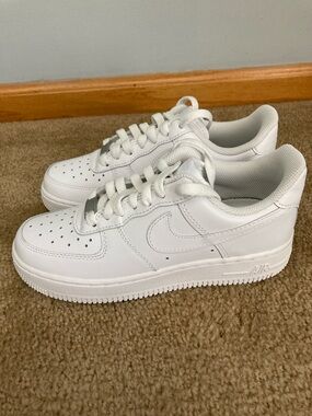 Nike Air Force 1 Womens Sz 6 Triple White Leather Sneakers Shoes DD8959-100